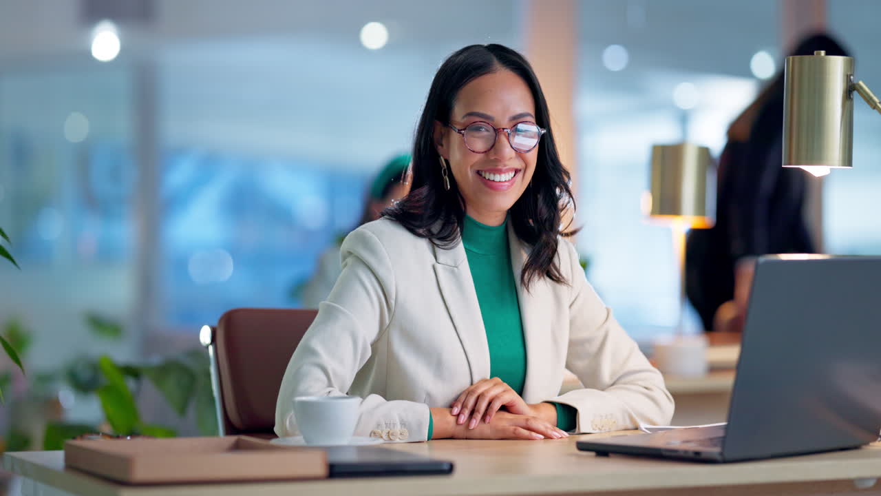 Viso, business e donna con un laptop