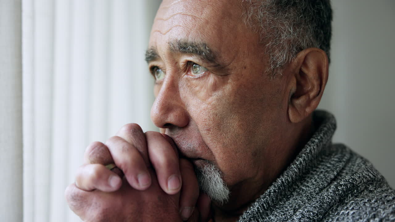 ventana, pensando y el anciano con depresión