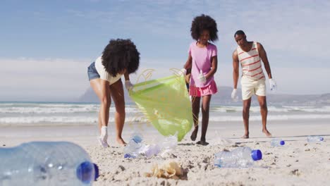 Animación-Del-Cáncer-Sobre-Diversos-Voluntarios,-Mujeres-Y-Hombres,-Recogiendo-Basura-En-La-Playa.