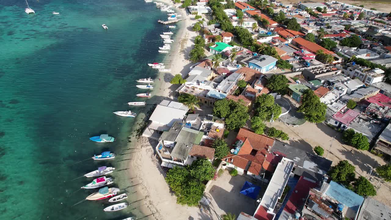 Vista aerea di una città costiera caraibica