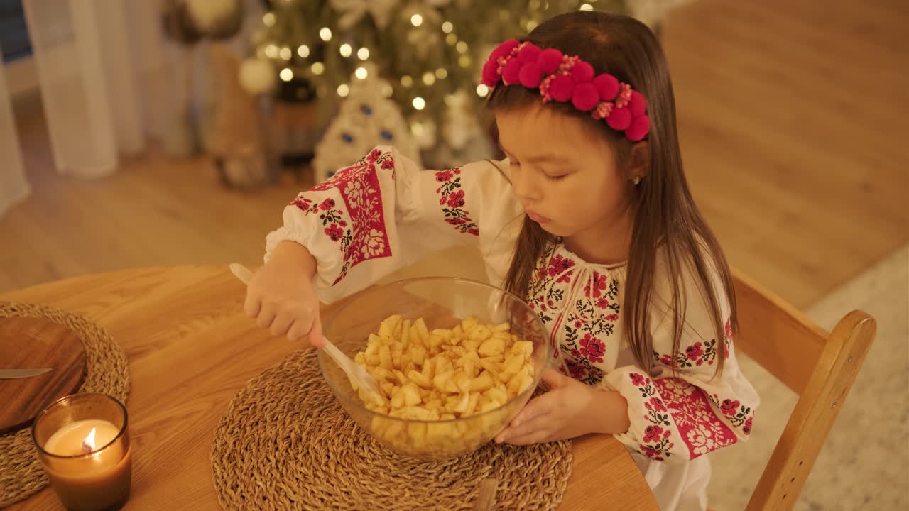 madre e hija preparándose para la celebración de navidad