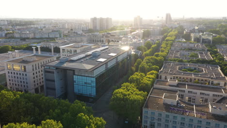 Hermosa-Llamarada-Solar-Sobre-Un-Edificio-Moderno-Vista-Aérea-De-La-Biblioteca-Antígona