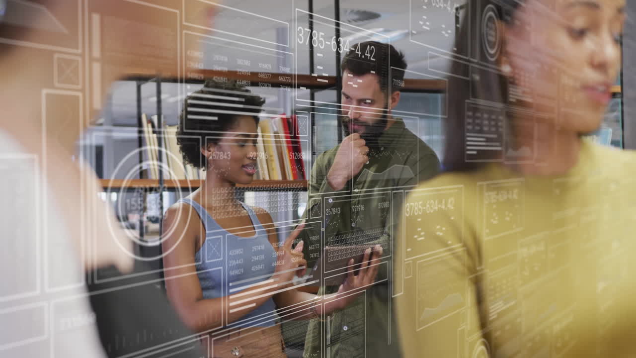 animación del procesamiento de datos sobre diversas personas de negocios en la oficina