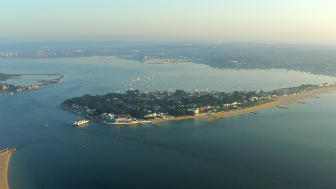 Un'ampia ripresa aerea di Sandbanks e Poole Harbour sulla costa inglese all'ora d'oro nell'estate britannica