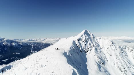 Esquiadores-De-Pie-En-Una-Montaña-Cubierta-De-Nieve-4k