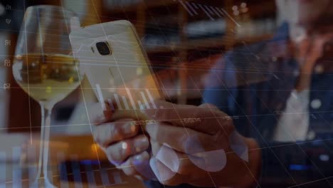 animación del procesamiento de datos financieros sobre un hombre caucásico que usa un teléfono inteligente