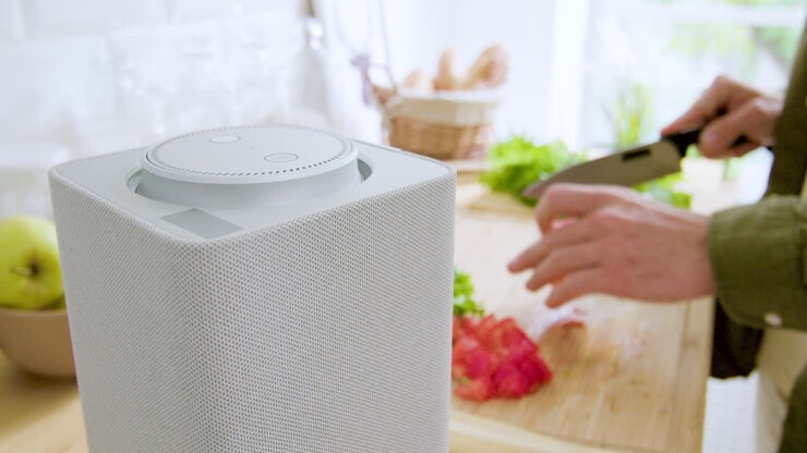 Nærbillede af smart højttaler i køkkenet