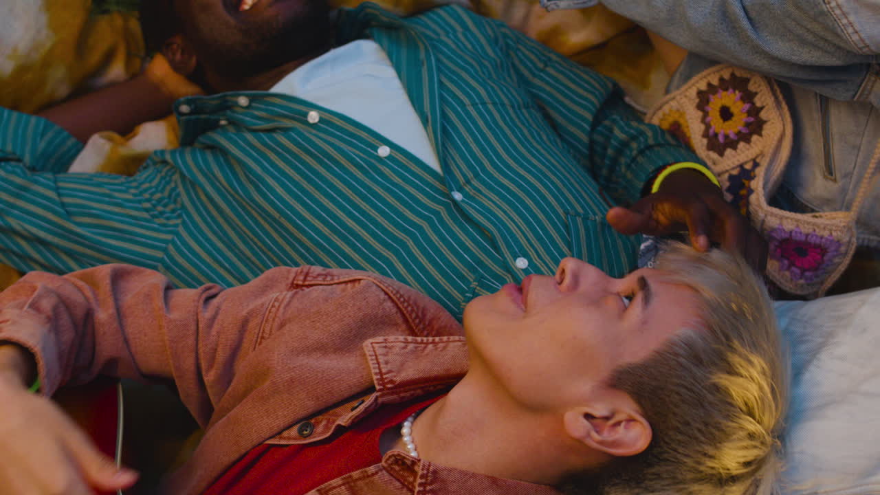 amigos en un festival de música al aire libre