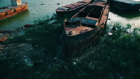 Un-Viejo-Dron-De-Cámara-Voladora-De-Barco-Naufragado