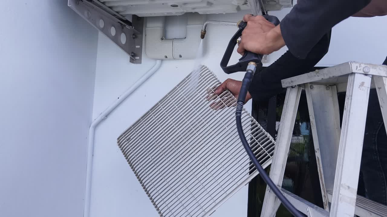 limpieza de un filtro de la unidad de aire acondicionado exterior
