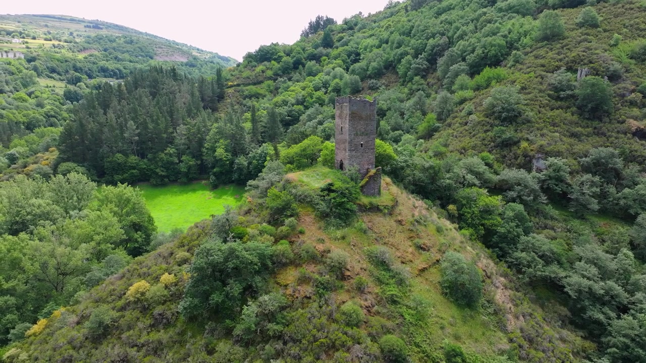 Torre de Doncos nella valle del fiume Navia in Galizia, Spagna. Ripresa aerea ruotata