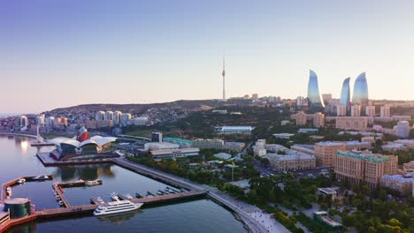 vuelo de avión no tripulado sobre la bahía del caspio en el centro de la ciudad de baku al atardecer, azerbaiyán