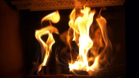 vista de abajo hacia arriba de un fuego ardiente en la chimenea