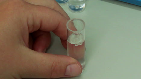 científico usando una pipeta para extraer líquido en el laboratorio