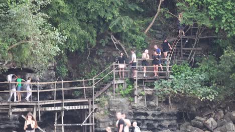 grupo caminando a lo largo de un camino de playa de madera