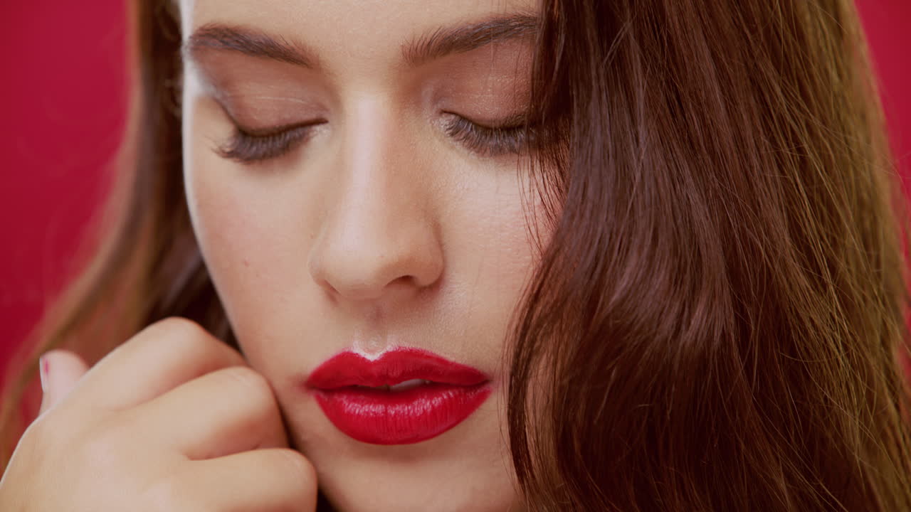 дайте мне красную помаду, и я могу править миром.