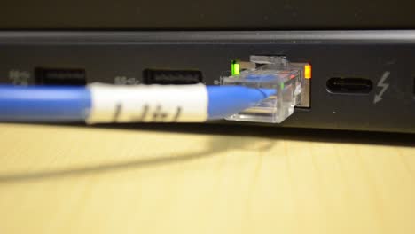 Ethernet-Leuchten-Blinken-Auf-Dem-Laptop