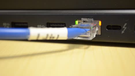 luces de ethernet parpadeando en la computadora portátil