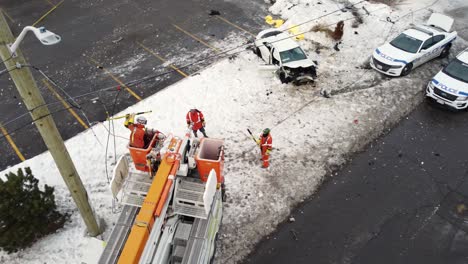 Vista-Aérea-De-Los-Cables-De-Fijación-Del-Instalador-De-Líneas-En-El-Poste-Telefónico-Junto-Al-Accidente-Automovilístico-Con-La-Policía-De-Brampton-Bloqueando-La-Carretera