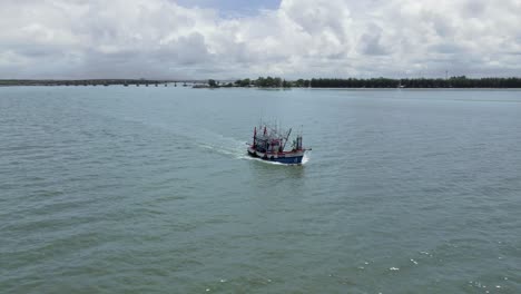 Fisherman-boat-leaving-pier-on-island--in-Thailand