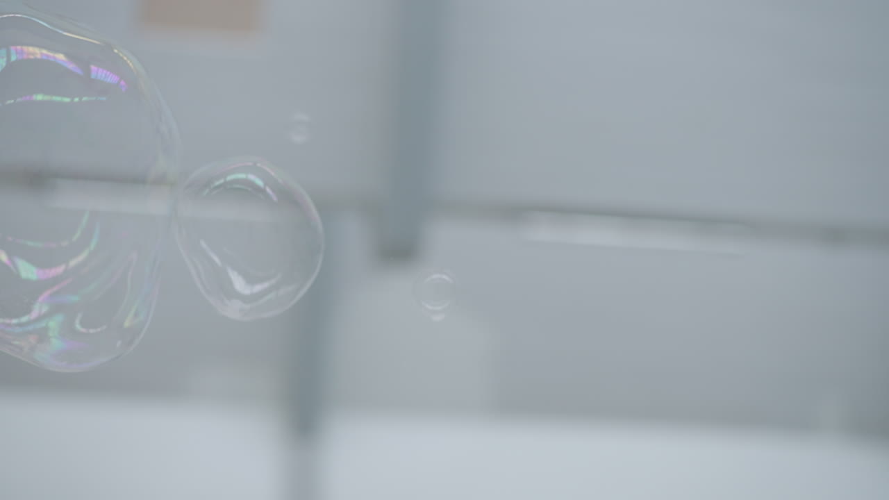 공중에 떠다니는 비누 거품