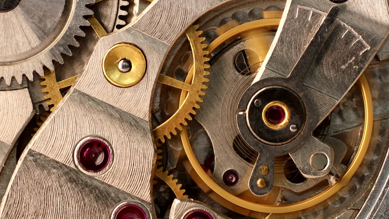 movimiento de engranajes dentro de viejo reloj de bolsillo mecánico
