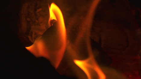 macro de cámara lenta de cerca, llamas ardiendo en una hoguera