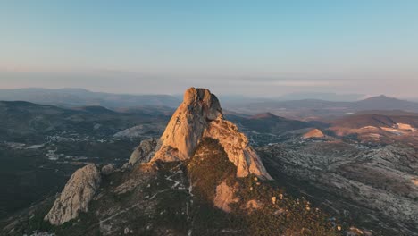 vista aérea de peña de bernal, querétaro, méxico durante una puesta de sol