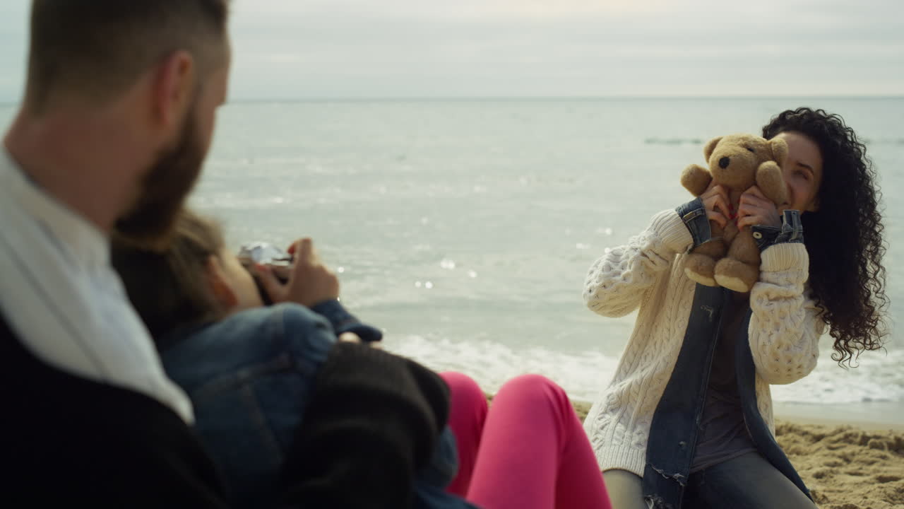 해변에서 가족 휴가 사진을 찍고, 아빠, 엄마, 아이가 스프링 쇼어에서 휴식을 취하고