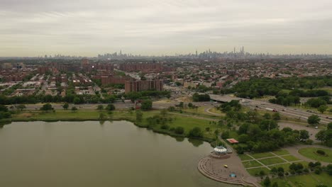 Una-Vista-Aérea-Sobre-El-Estanque-De-Un-Parque-En-Un-Día-Gris-Y-Nublado