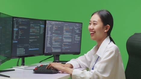 책상에 앉아 있는 프로그래머 여성