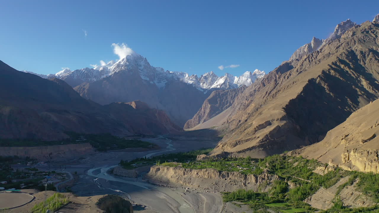 vista aérea panorámica del épico paisaje montañoso del valle de hunza