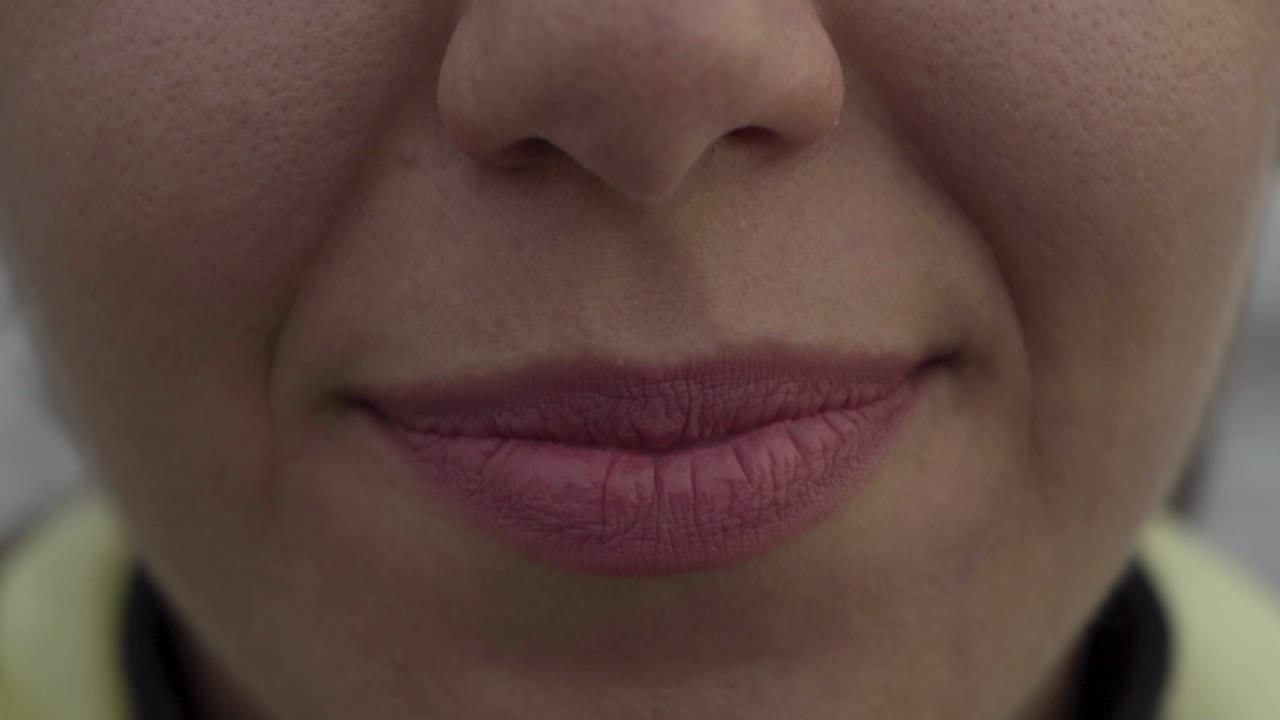 vista de cerca de los hermosos labios femeninos