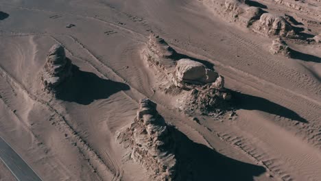 camino pavimentado vacío con formaciones de arenisca en el desierto cerca de la base alienígena, vista aérea