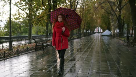 Volle-Länge-Der-Weiblichen-Person-Im-Roten-Weg-Unter-Regen-Mit-Regenschirm