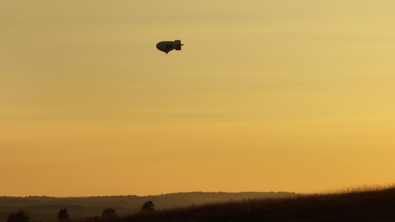 지상에서 운전하는 동안 해가 지는 동안 하늘에서 여행하는 항공기의 실루 ⁇ , 정적  ⁇ 드헬드