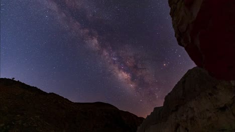 noche estrellada y cielo oscuro con la vía láctea galaxia n estrellas brillan moviéndose sobre el cañón rodeado de montañas rocosas en alborz zagros en irán observación de estrellas y fotografía de bodas del paisaje natural