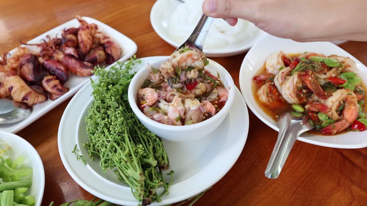 공동 가족 식사 에서 음식 을 제공 하는 손 들