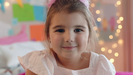 retrato de una niña hermosa sonriendo feliz niño lindo en casa buscando alegre