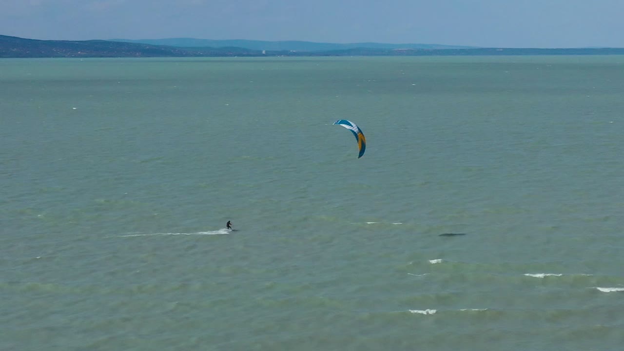 kite windsurf en el lago balaton en hungría grabado con un dji mavic 2 pro