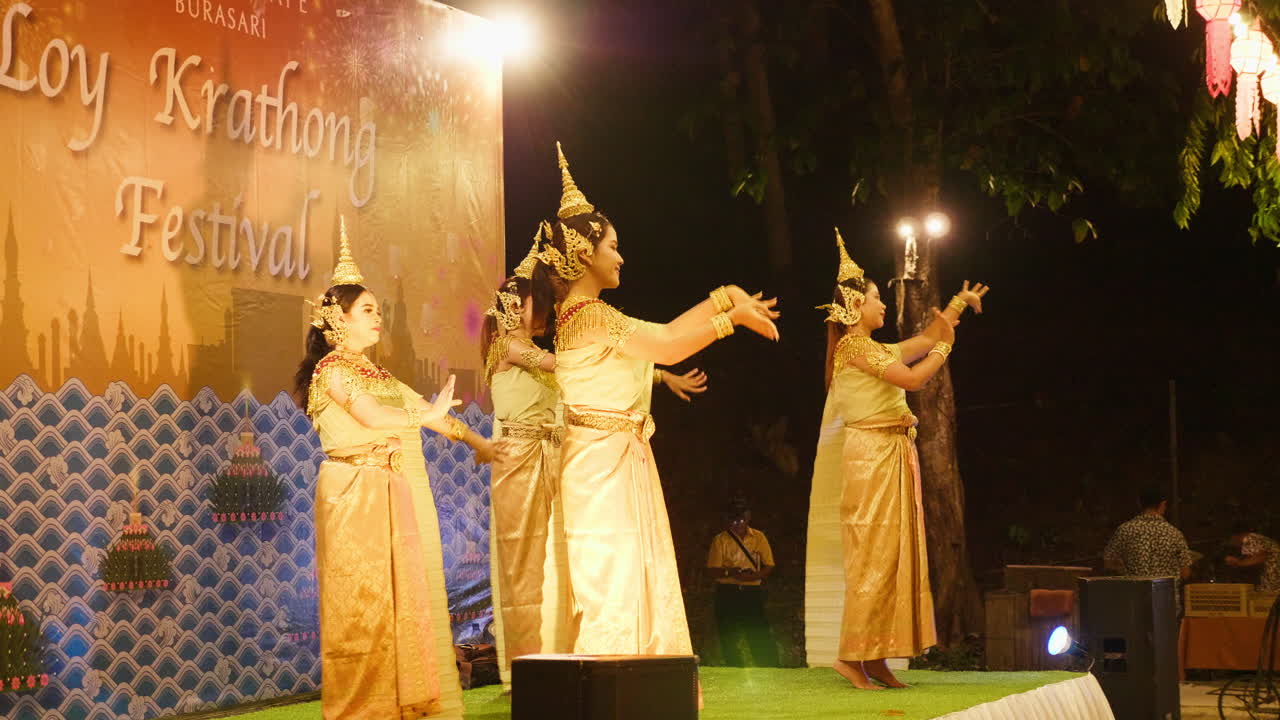 Spettacolo di danza thailandese al Festival di Loy Krathong