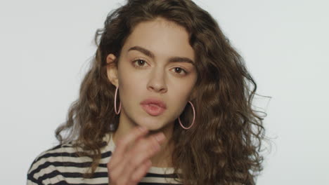 mujer joven aplicando lápiz labial en los labios