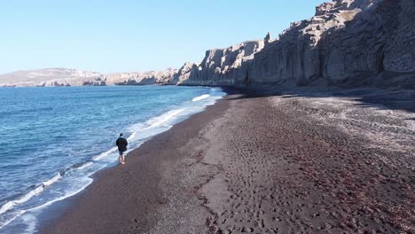 playa de vlychada sin nadie a su alrededor.