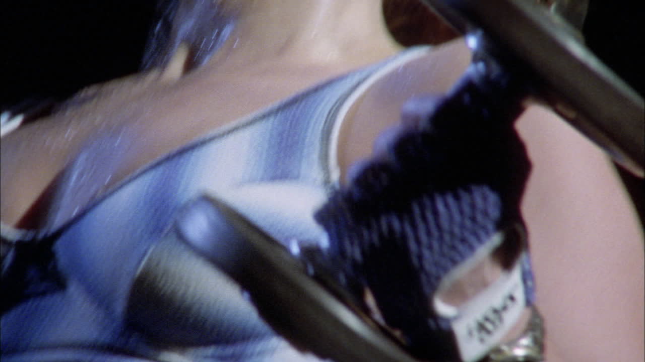 una mujer hace ejercicio con pesas