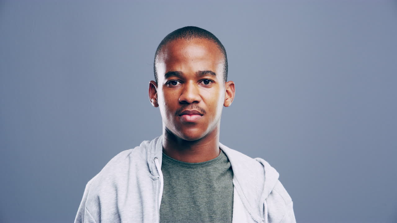 él tiene sueños de éxito.