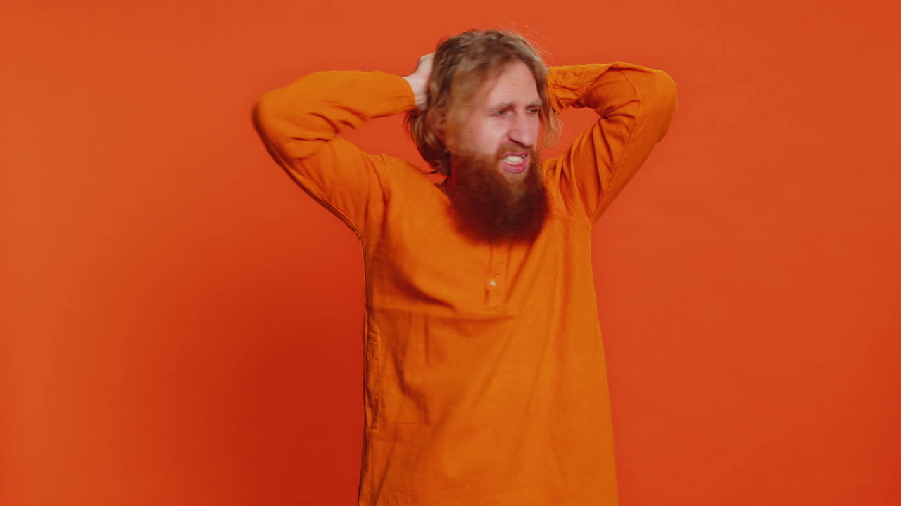 irritado enojado hombre caucásico grita de estrés problemas de tensión, shock, rabia, nervioso, pelea