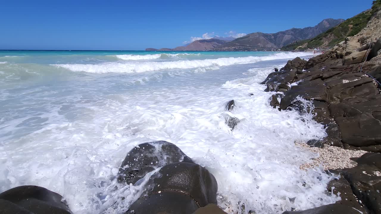 la serenidad mediterránea escénica en la costa albanesa: hermosa costa con olas blancas que salpican el mar azul y la costa rocosa