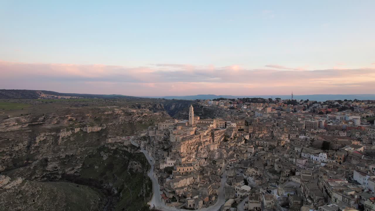 video aereo de la ciudad de matera en basilicata, sur de italia-1