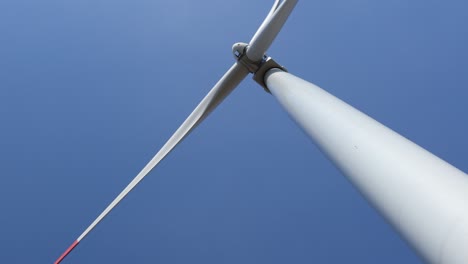 molino eólico, grandes turbinas eólicas que giran para generar energía limpia y renovable para el desarrollo sostenible