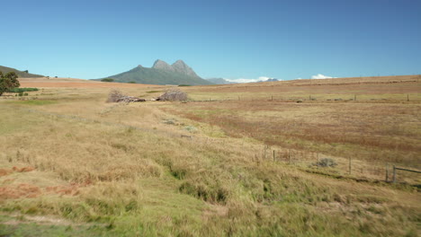 Atemberaubende-Landschaft-über-Der-Savanne-Mit-Blick-Auf-Das-Naturreservat-Simonsberg-In-Stellenbosch,-Südafrika